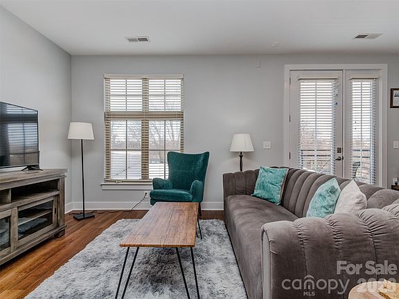 2nd image of 1101 W 1st St APT 211