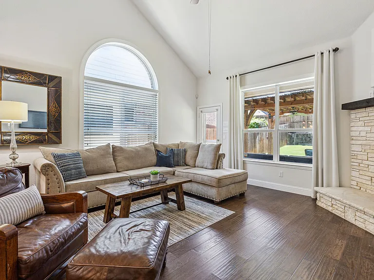 2360 Fountain Gate Dr — Photo 1