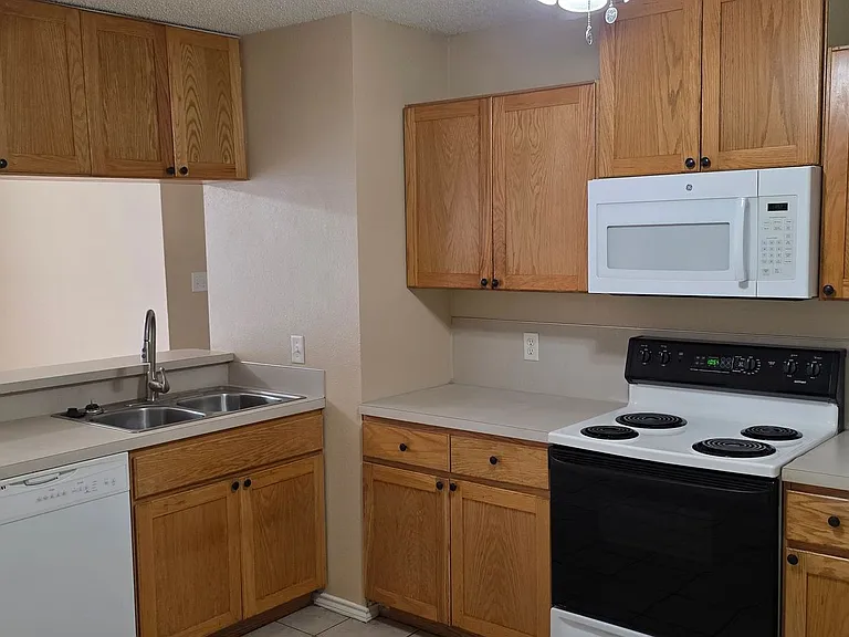 Autumn Ridge 2 BR/2 BA — Photo 7