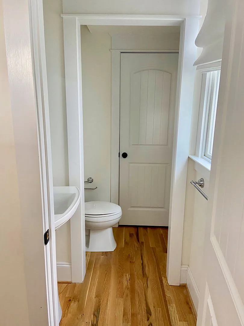 Gorgeous 4BD/3.5BA Coastal Cottage in East Beach- Full Guest House above Garage/ Blocks to the Be... — Photo 4