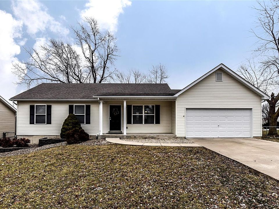 Welcome Home to 4 N. Meadow Dr!