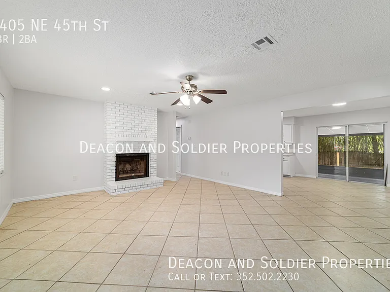 3405 NE 45th St — Photo 4
