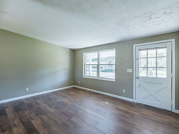 5th image of 3324 Victoria Ct E