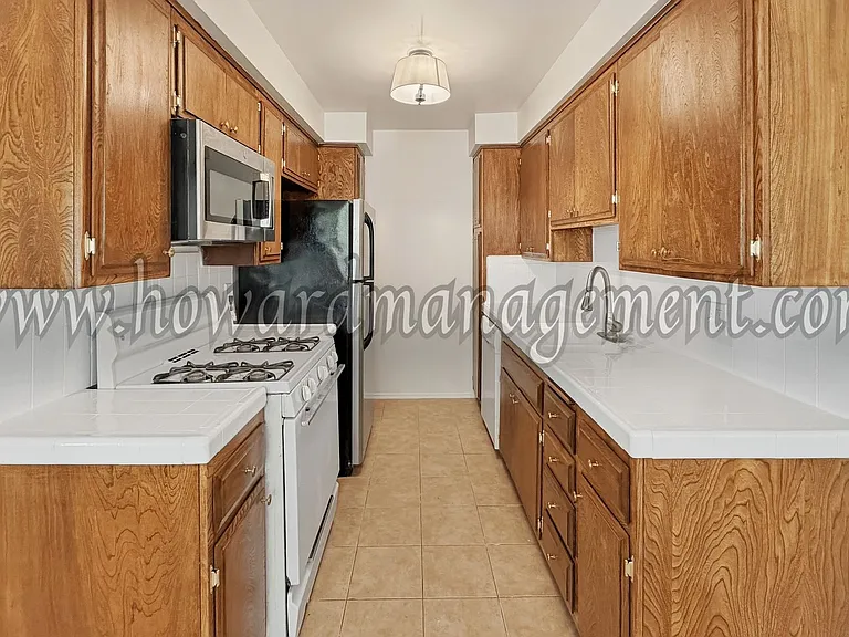1560 Saltair — Photo 36