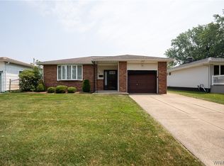 17 Mayberry Dr E, Buffalo, NY 14227