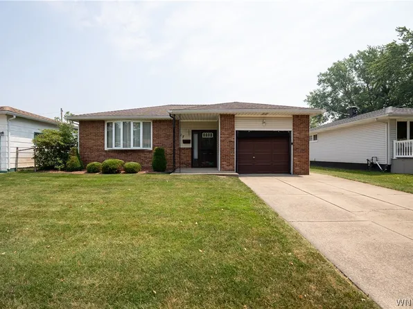 17 Mayberry Dr E, Buffalo, NY 14227