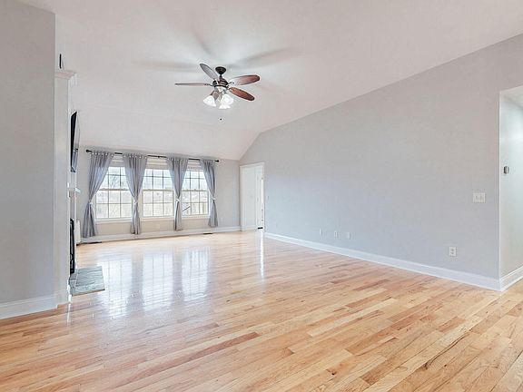 5th image of 230 Dudley Ct