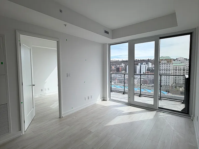 75 James St S #1323 — Photo 9