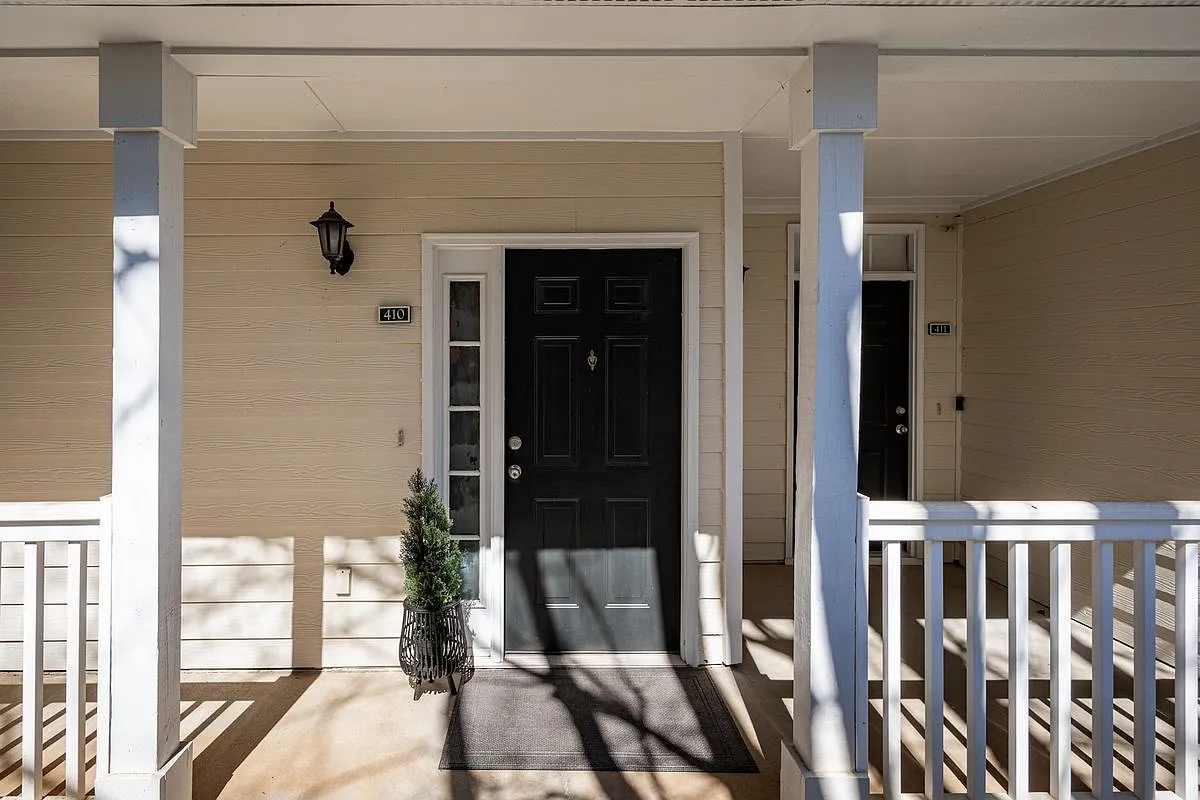 410 Spring Heights Ln SE — Photo 1