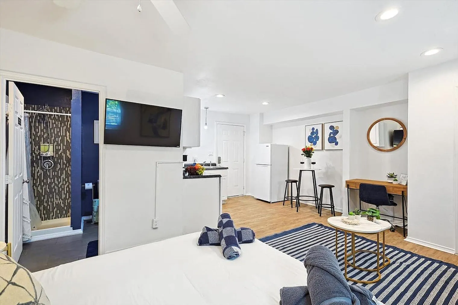 1 bed, 1.0 bath, 699 sqft, $2,598 — Photo 2