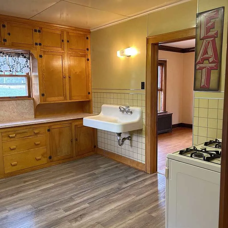 5 bed, 1.5 bath, $1,799 — Photo 2