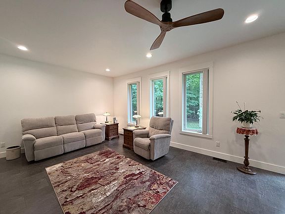 4th image of 22811 Pearl Cir