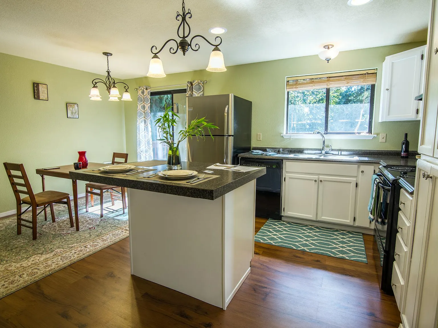 3 bed, 2220 sqft, $2,800 — Photo 4