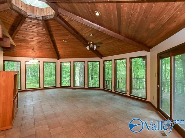 210 Antique Ln, Hartselle, AL 35640