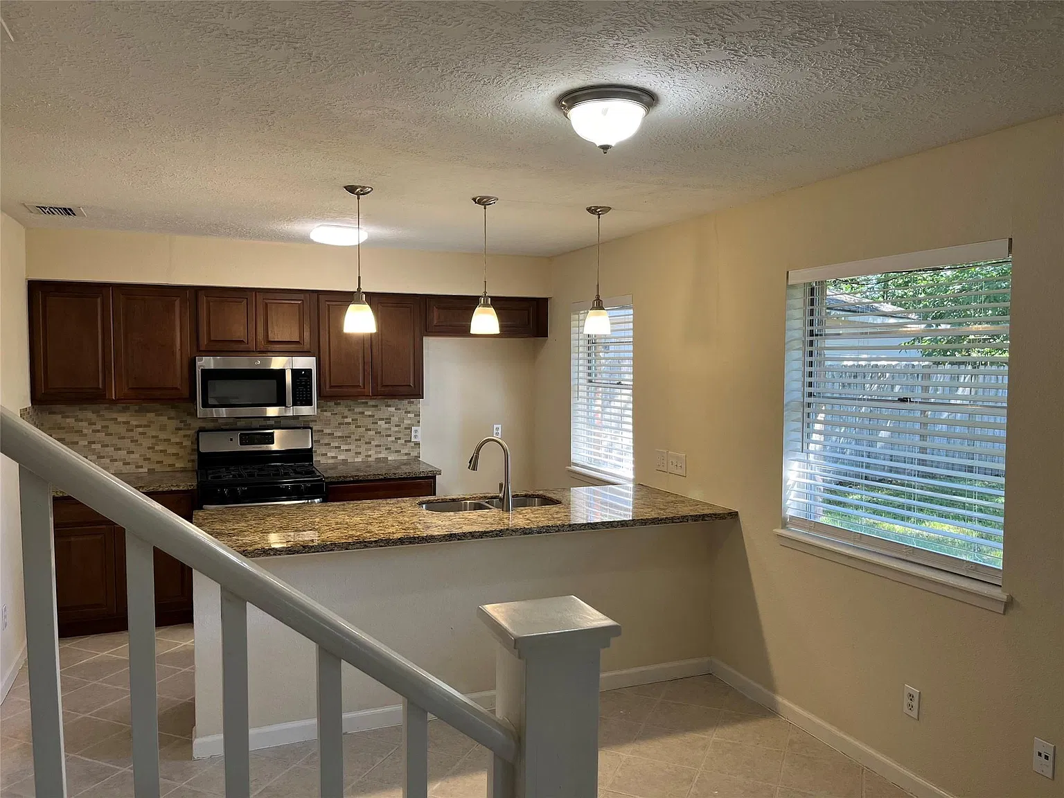 4 bed, 2.5 bath, 2440 sqft, $2,595 — Photo 2