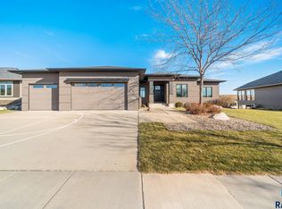 2132 S Silverpine Ct, Sioux Falls, SD 57110