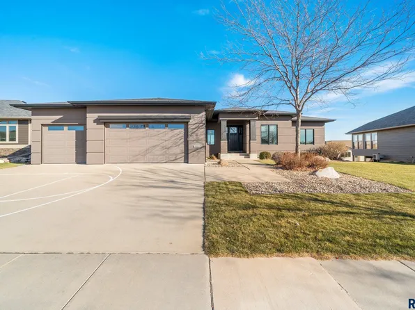 2132 S Silverpine Ct, Sioux Falls, SD 57110
