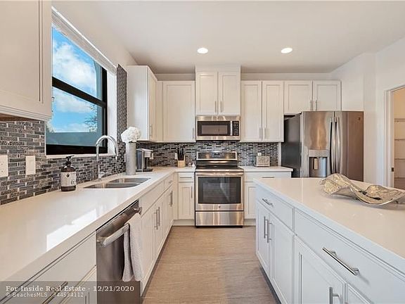 4th image of 4430 SW 32nd Ave #4