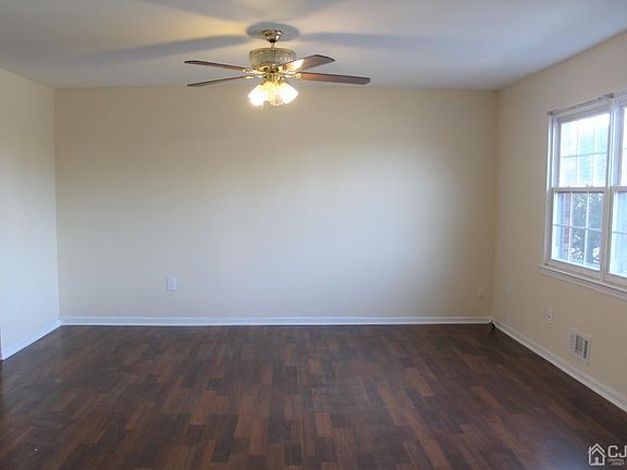 3rd image of 702 Maple Hill Dr