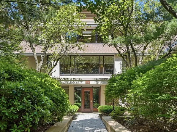232 Allandale Rd APT 3A, Chestnut Hill, MA 02467