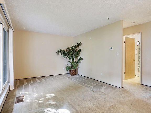 5th image of 1011 N Hickory Ave