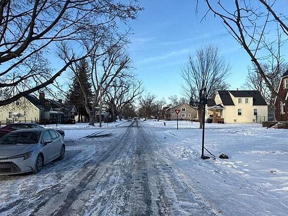 5th image of 12738 Robson St