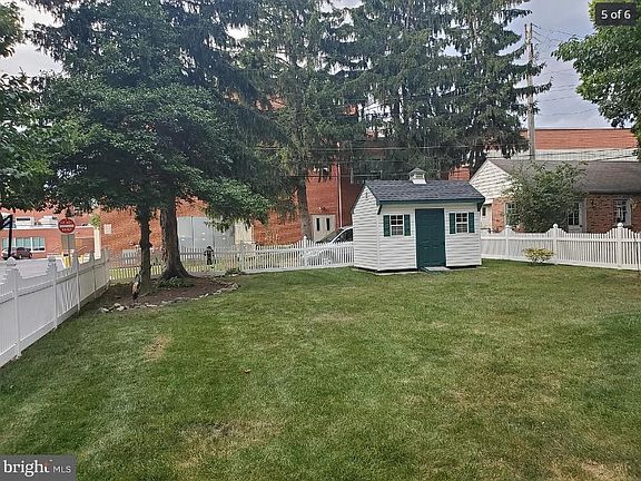 3rd image of 2424 Yale Ave
