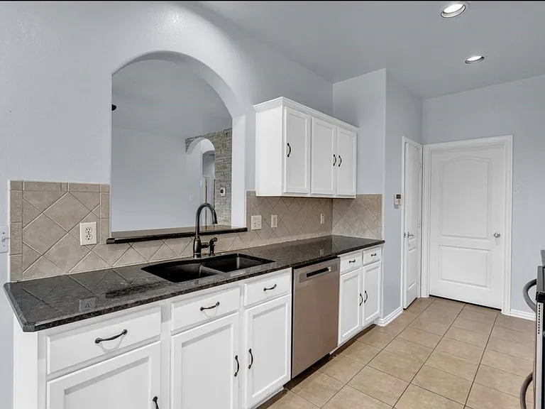 933 Bens Dr — Photo 18