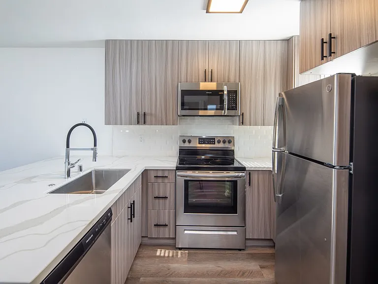 Gorgeous huge units in premier location! ASK ABOUT OUR MOVE-IN SPECIALS!! — Photo 39
