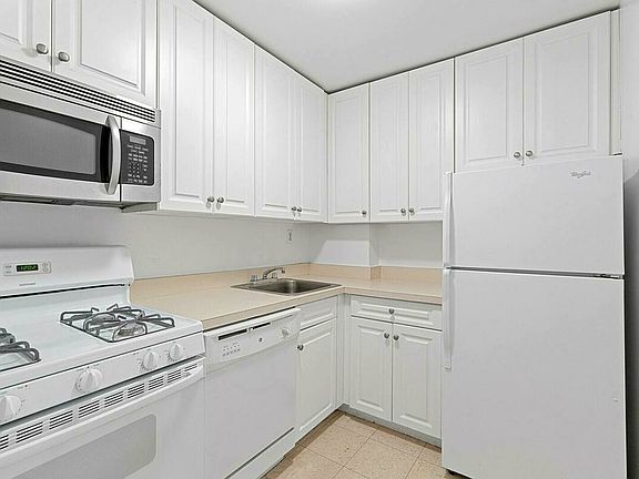 5th image of 200 E 15th St APT 6G