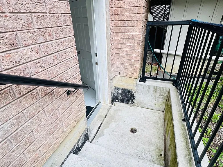 933 Red Deer Ave — Photo 4