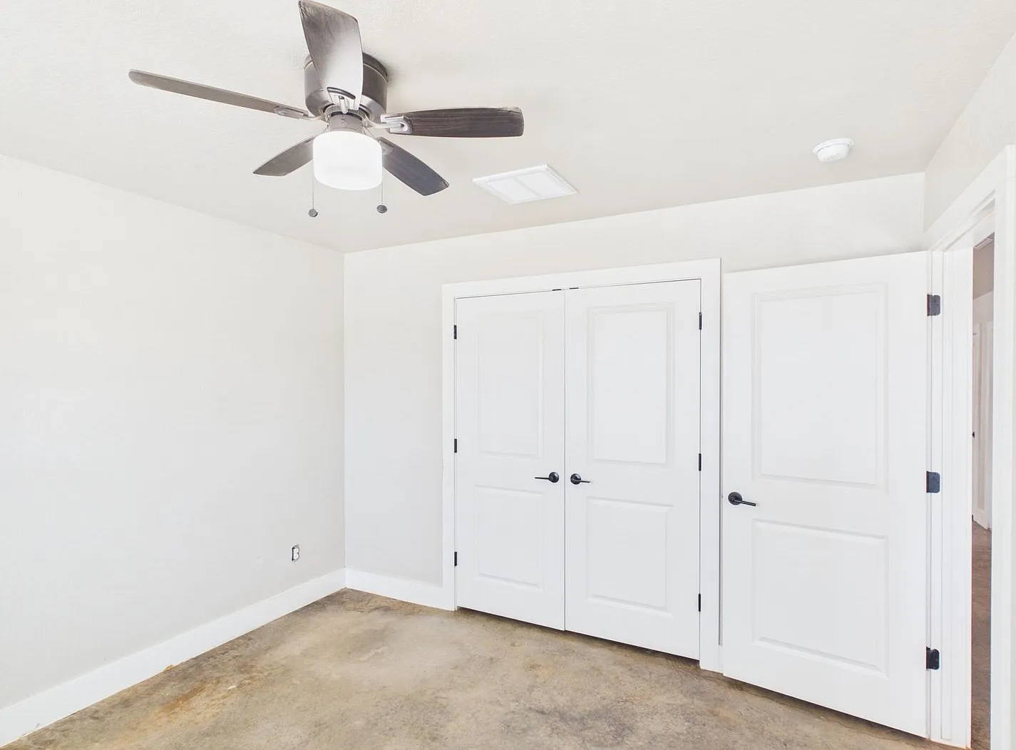 Granite Kitchen, Large Bedrooms & Walk-In Stone Shower — Photo 4