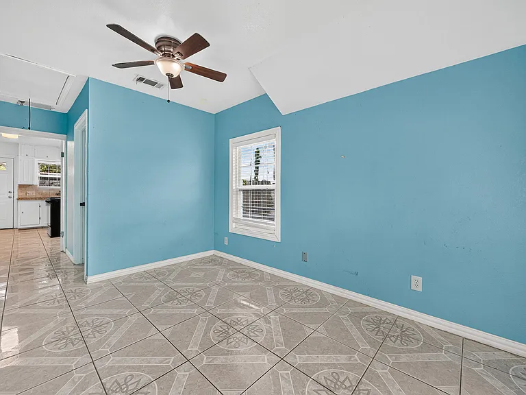 907 Buckalew St — Photo 10
