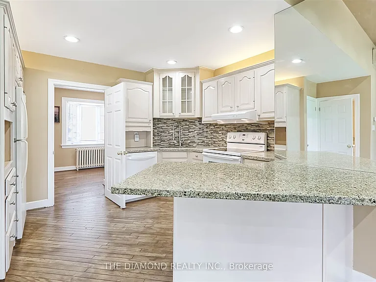3927 Bloor St W — Photo 9