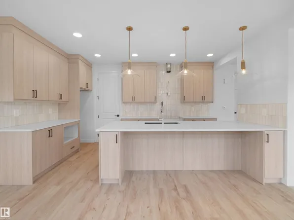 5824 Kootook Line SW, Edmonton, AB T6W 4Z6