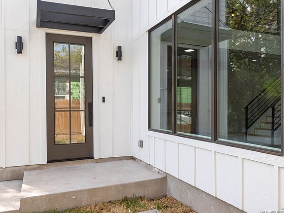 3rd image of 215 DOUGLAS WAY ST