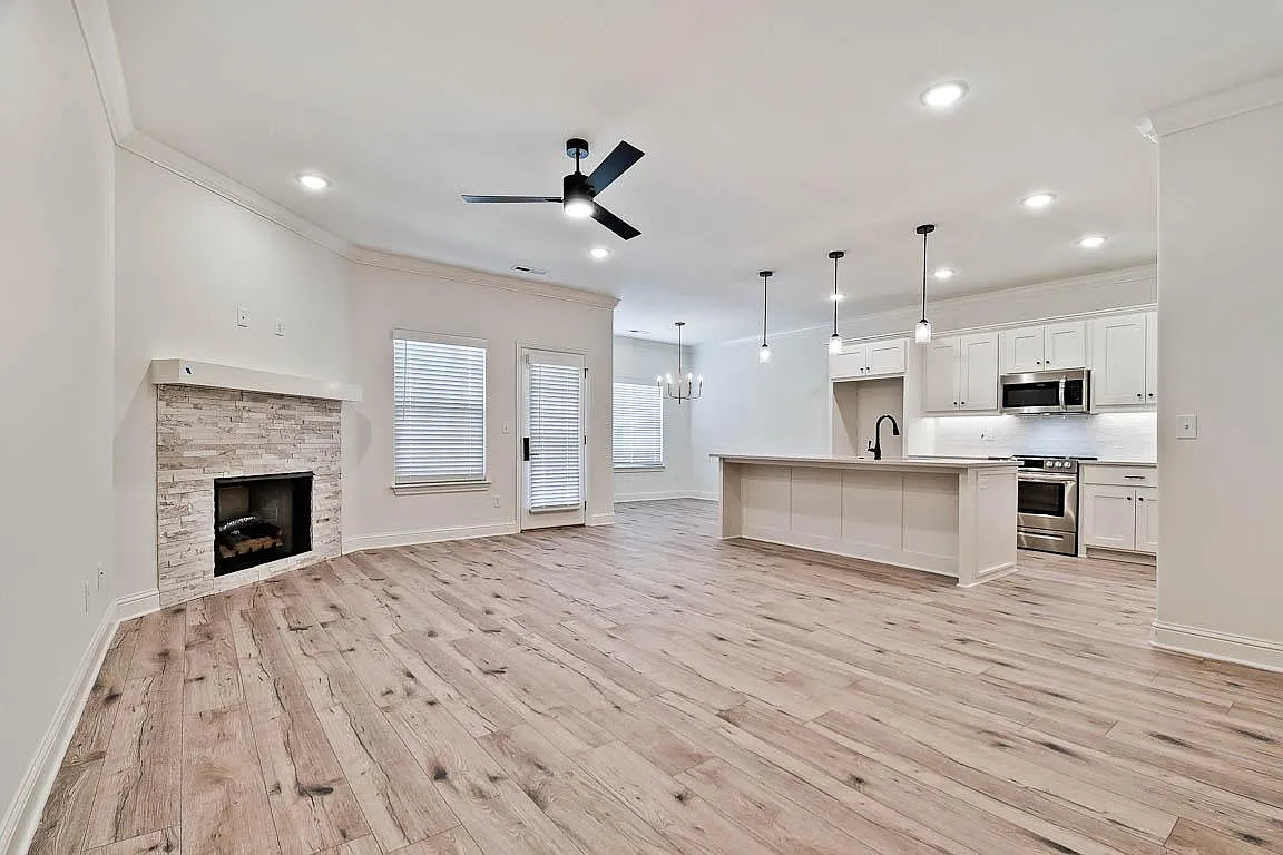 3 bed, 1650 sqft, $2,300 — Photo 3