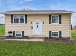 413 Cynthia Dr, Maquoketa, IA 52060