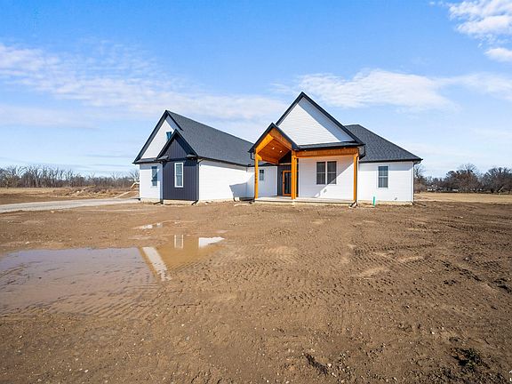 3rd image of 2706 S Custer Rd