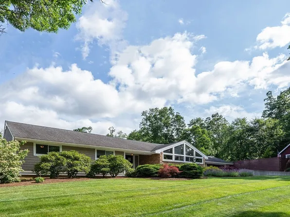 10 Sunset Dr, Seekonk, MA 02771