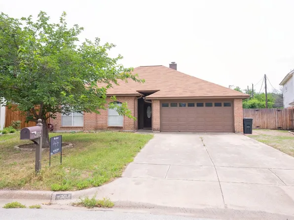 4304 Mayan Ct, Lake Worth, TX 76135