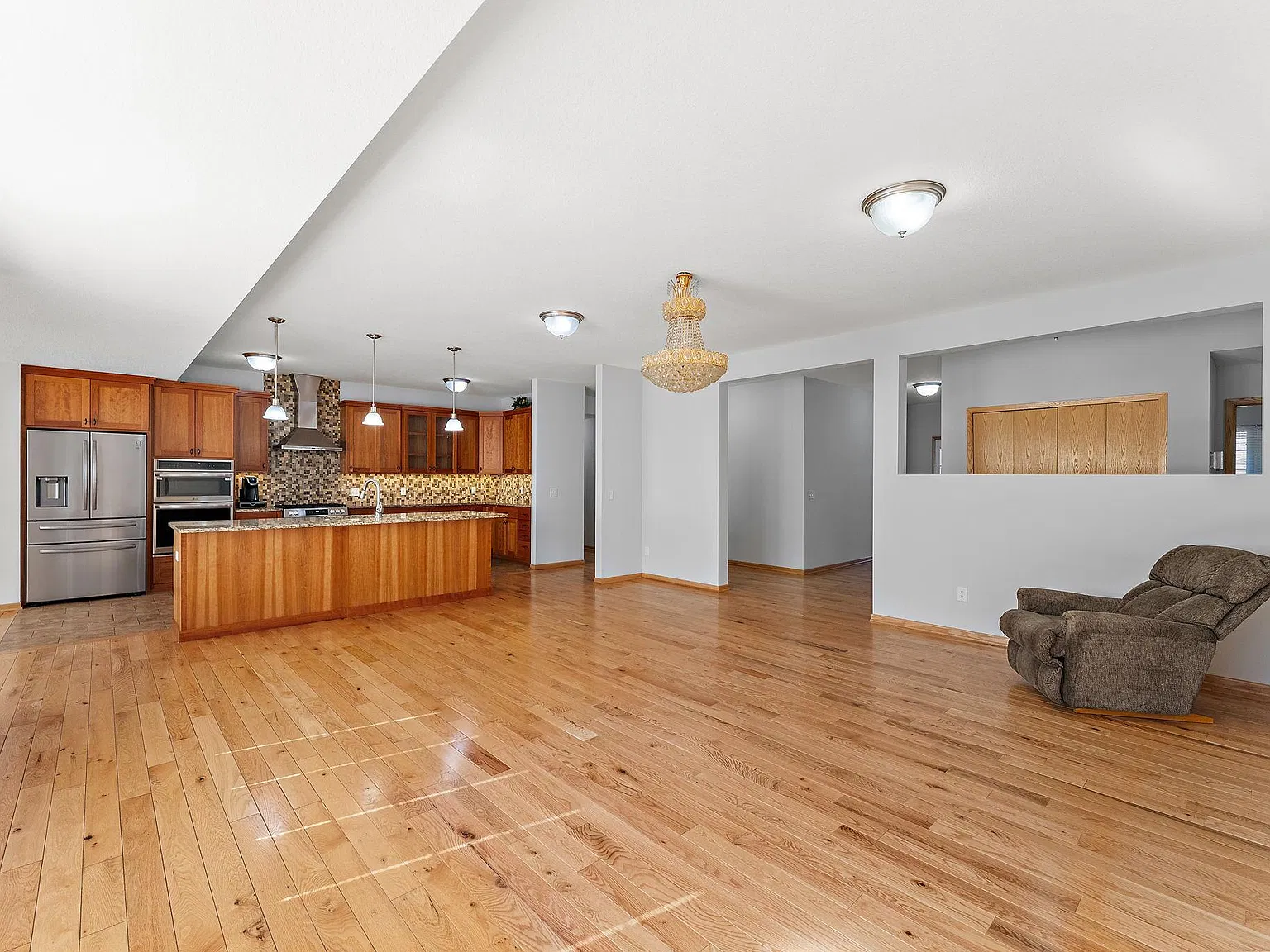 9 bed, 5.5 bath, 5265 sqft, $5,500 — Photo 2