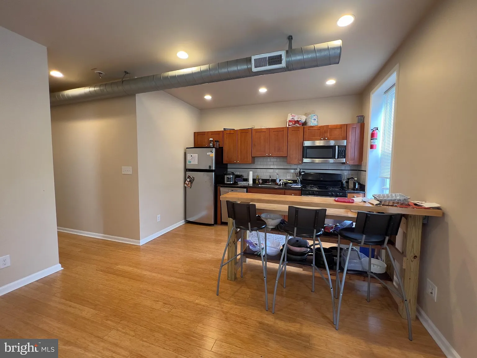 3 bed, 1300 sqft, $1,500 — Photo 2