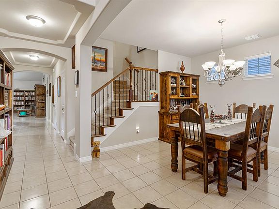 2nd image of 905 Lovebird Ln