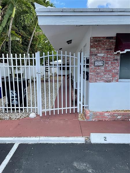 1st image of 1219 NE 14th Ave APT 5