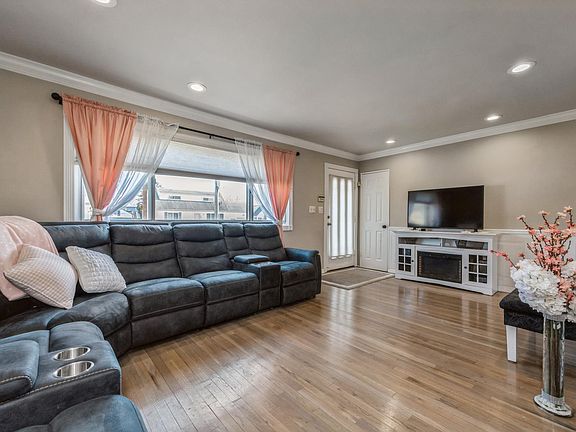 4th image of 136 Bond St