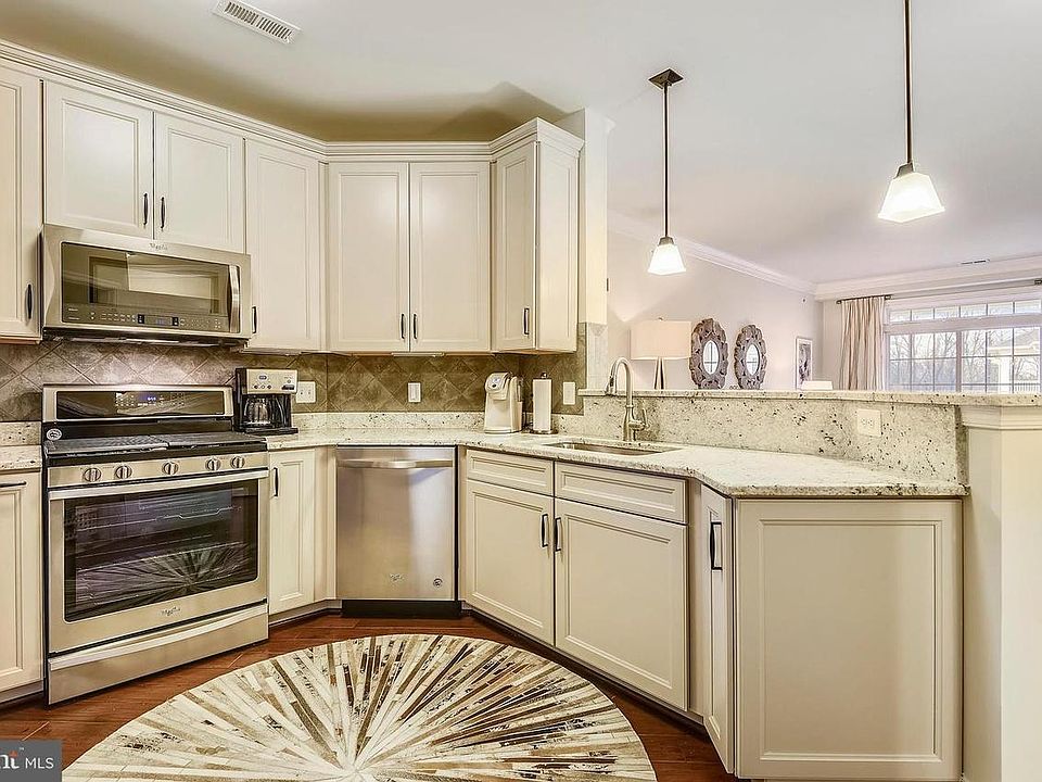 OPEN FLOOR PLAN - PERFECT FOR ENTERTAINING!
