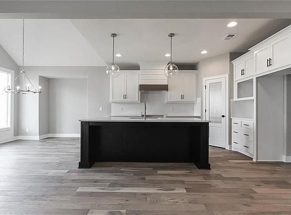 3rd image of 1823 Red Orchard Dr