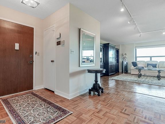 3rd image of 2 Claridge Dr #6DW-608