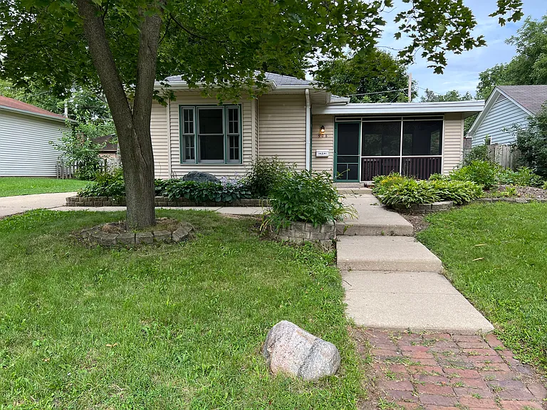 908 Jackson Ave — Photo 1